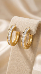 PENDIENTES DE ARO COLOR ORO Y CRISTAL